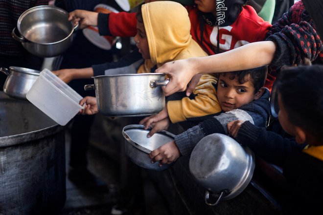 Vsak šesti otrok, mlajši od dveh let, na severu Gaze trpi za akutno podhranjenostjo.FOTO: Mohammed Salem/Reuters
