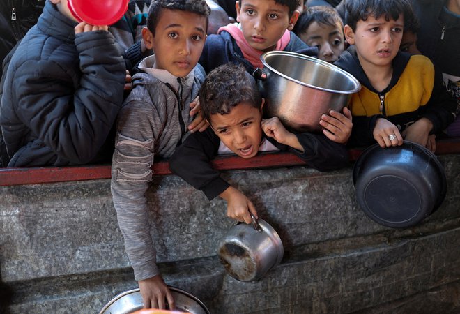 Lačni otroci na severu Gaze. FOTO: Ibraheem Abu Mustafa/Reuters