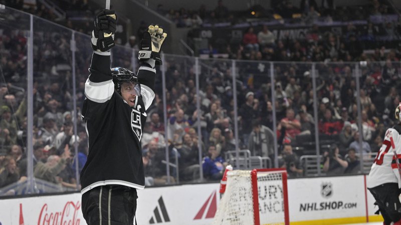 Fotografija: Mar 3, 2024; Los Angeles, California, USA; Los Angeles Kings center Anze Kopitar (11) celebrates after an assist on a goal in the second period against the New Jersey Devils at Crypto.com Arena. Mandatory Credit: Jayne Kamin-Oncea-USA TODAY Sports Foto Jayne Kamin-oncea Usa Today Sports Via Reuters Con