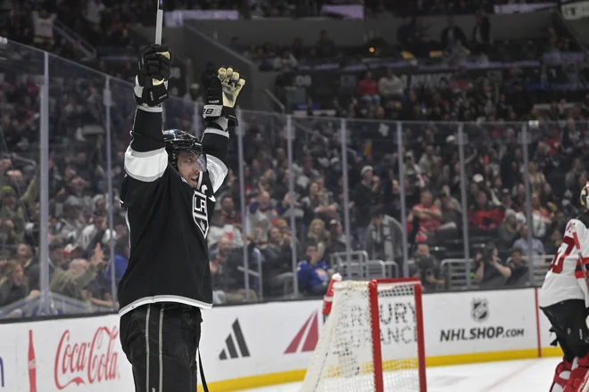Mar 3, 2024; Los Angeles, California, USA; Los Angeles Kings center Anze Kopitar (11) celebrates after an assist on a goal in the second period against the New Jersey Devils at Crypto.com Arena. Mandatory Credit: Jayne Kamin-Oncea-USA TODAY Sports Foto Jayne Kamin-oncea Usa Today Sports Via Reuters Con