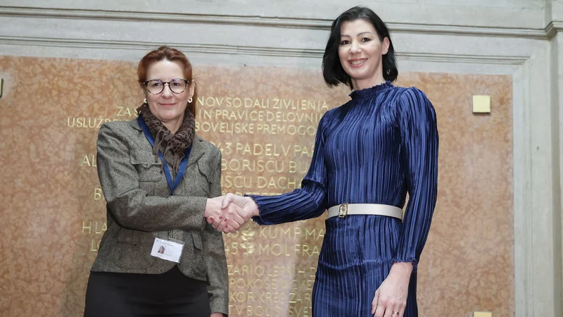 Primopredaja poslov med Dominiko Švarc Pipan in novo pravosodno ministrico Andrejo Katič FOTO: Jože Suhadolnik/Delo