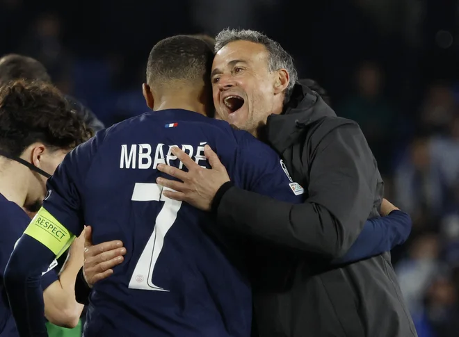 Kylian Mbappe in trener PSG Luis Enrique sta se idilično veselila zmage v Španiji. FOTO: Vincent West/Reuters