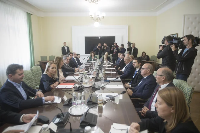 Na posvetu pri premieru Robertu Golobu oktobra leta 2022 so predsedniki parlamentarnih strank našli veliko stičnih točk, te pa se iz meseca v mesec bolj rahljajo. FOTO: Jure Eržen/Delo