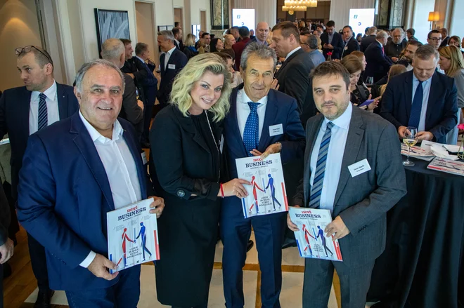 Ob izdaji revije Next Business (z leve): odgovorni urednik Dela Bojan Budja, predsednica uprave Hanza medie Ana Hanžeković Krznarić, direktor Dela Stojan Petrič in odgovorni urednik Jutarnjega lista Goran Ogurlić. Foto Voranc Vogel