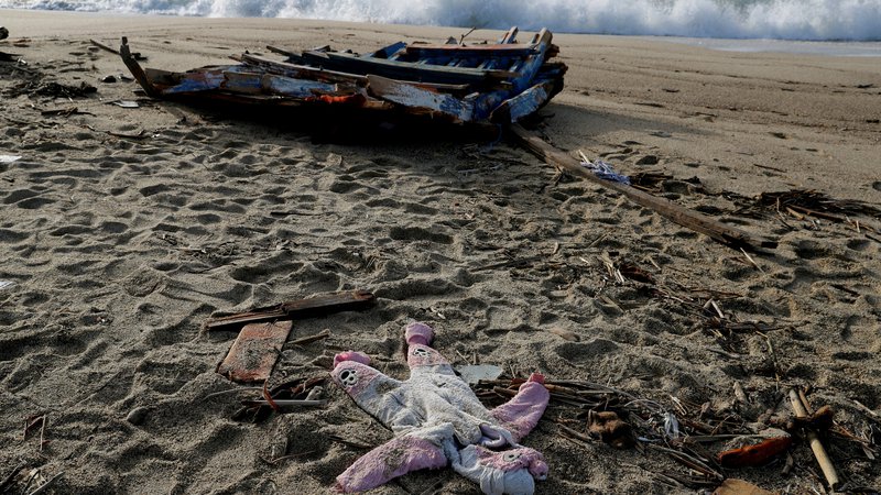 Fotografija: Najmanj 3129 ljudi je lani umrlo pri poskusu prečkanja Sredozemskega morja. FOTO: Remo Casilli/Reuters
