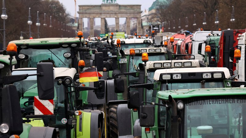 Fotografija: Kmetje so med protesti že večkrat blokirali ceste okoli Brandenburških vrat v Berlinu FOTO: Christian Mang/REUTERS