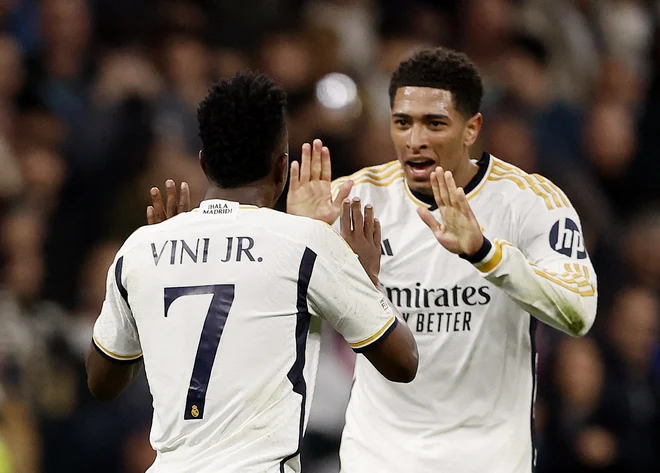 Vinicius Junior in Jude Bellingham sta se veselila gola Real Madrida. FOTO: Juan Medina/Reuters