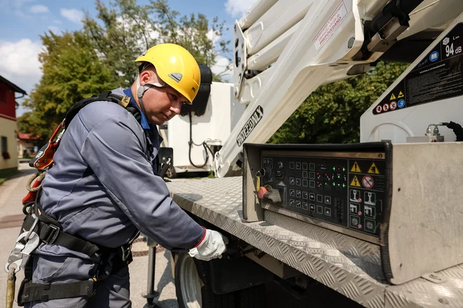 Izkazalo se je, da veliko število novih sončnih elektrarn ni glavna težava pri priključevanju na omrežje. FOTO: Črt Piksi/Delo