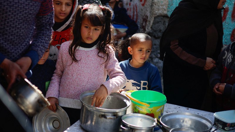 Fotografija: Več kot en mesec kasneje je Južna Afrika ponovno naslovila sodišče, pri tem pa kot razlog navedla množično razširjeno stradanje Palestincev v Gazi in spomnila, da je v zadnjem tednu tam zaradi podhranjenosti umrlo najmanj 15 otrok. FOTO: Mohammed Salem/Reuters