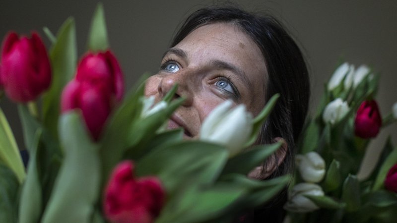 Fotografija: Kaj pa, če imamo moški ženske letos celo raje kot lani, ko smo jih imeli glede na gnečo v cvetličarnah prav tako rekordno radi?  FOTO: Voranc Vogel/Delo 