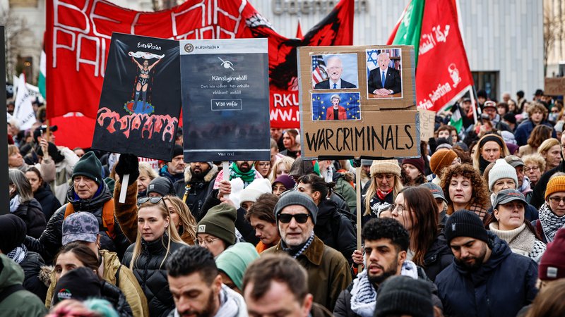 Fotografija: Protestniki v Stockholmu pozivajo k izključitvi Izraela z letošnjega Eurosonga. FOTO: Fredrik Persson/Reuters