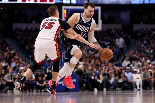 Luka Dončić in Duncan Robinson. FOTO: Tim Heitman/Getty Images via Afp