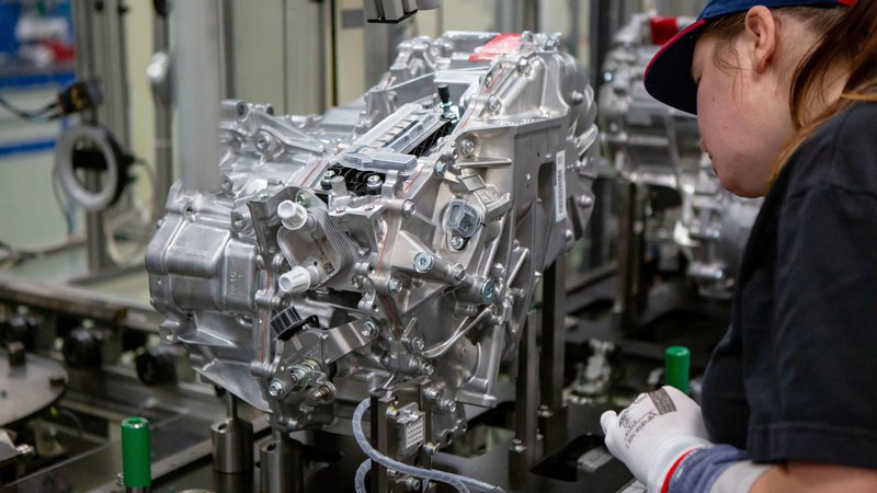 Fotografija: V Toyoti proizvajajo že peto generacijo hibridnega pogona, ki kombinira bencinski in električni motor. FOTO: Toyota