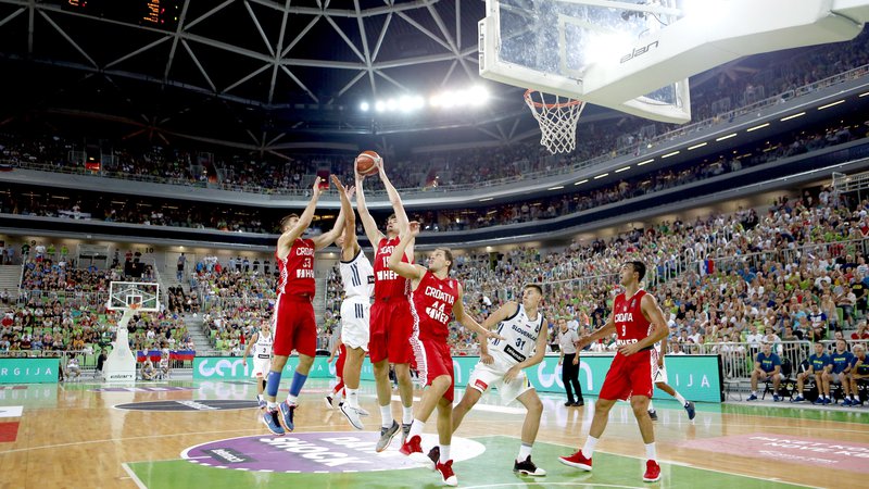 Fotografija: Kdaj oziroma ali sploh bodo Stožice na tekmah košarkarjev Olimpije, in ne le na reprezentančnih tekmah, pokale po šivih? FOTO: Roman Šipić