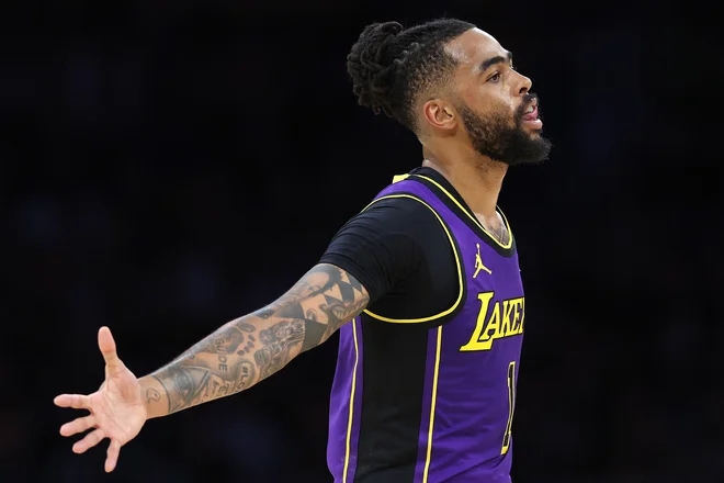 D'Angelo Russell, prrvi strelec Los Angeles Lakers proti Milwaukeeju, je dosegel kar 44 točk. FOTO: Sean M. Haffey/Getty Images Via AFP