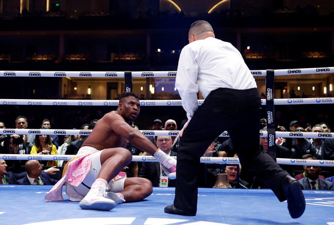 Francis Ngannou je imel šele drugo borbo med boksarji. FOTO: Andrew Couldridge/Reuters