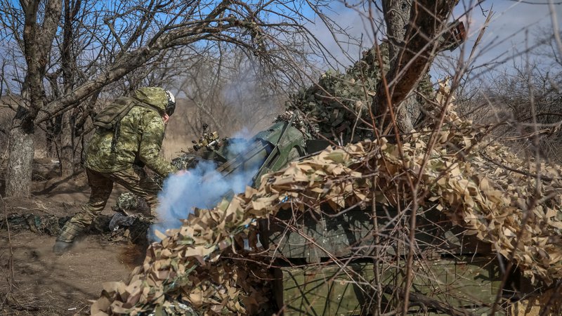 Fotografija: Ukrajinski vojak v regiji Doneck. FOTO: Oleksandr Ratushniak/Reuters