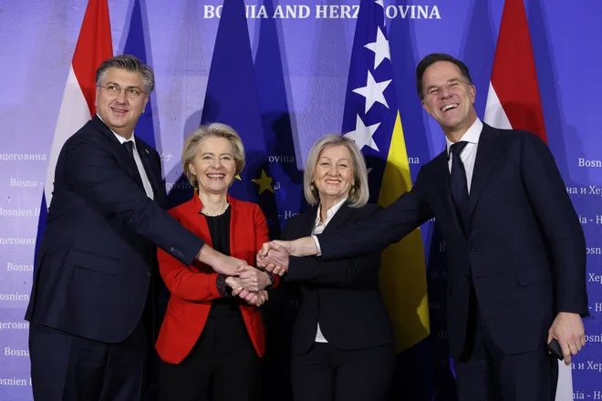 Eden od ključnih delov poti je bil januarski obisk predsednice evropske komisije Ursule von der Leyen v družbi nizozemskega premiera Marka Rutteja in predsednika hrvaške vlade Andreja Plenkovića v Sarajevu. Sestali so se tudi s predsedujočo sveta ministrov Borjano Krišto. FOTO: Amel Emrić/Reuters