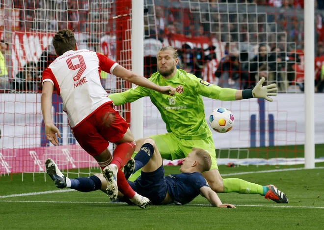 Harry Kane je trikrat premagal obrambo Mainza. FOTO: Michaela Stache/Reuters