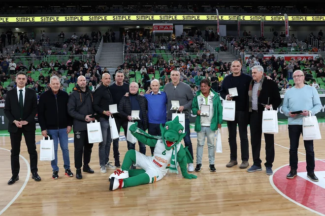 Ker bo 15. t. m. minilo 30 let od zmagoslavja Smelta Olimpije v finalu evropskega pokala, so se v Stožicah spomnili takratnih junakov. FOTO: ABA