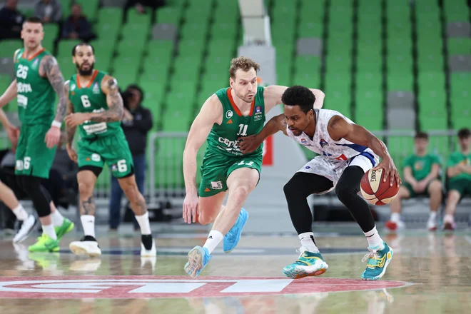 Yogi Ferrell (desno) in Jaka Blažič sta v sezoni 2021/22 družno branila barve Cedevite Olimpije, danes sta se udarila na vso moč. FOTO: ABA