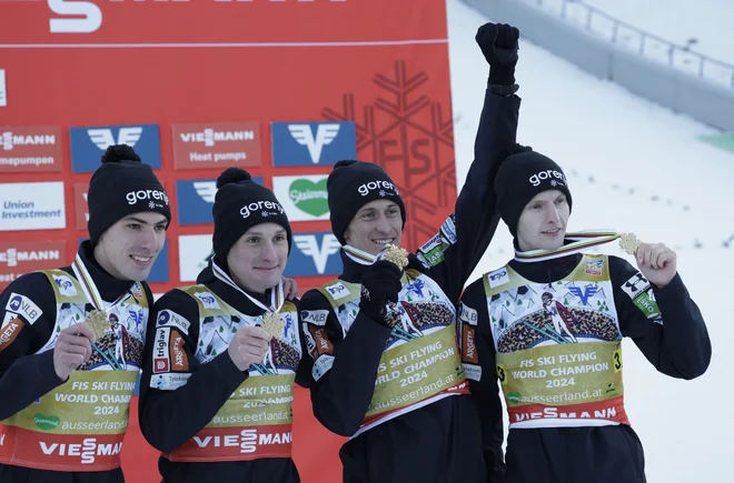 Peter Prevc se je s Timijem Zajcem, bratom Domnom Prevcem in Lovrom Kosom konec januarja na Kulmu veselil moštvenega naslova svetovnih prvakov v smučarskih poletih. FOTO: Leonhard Foeger/Reuters