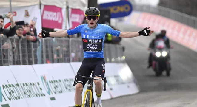 Jonas Vingegaard se poigrava s tekmeci na poti do Jadranskega morja. FOTO: Visma Lease a bike