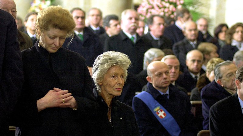 Fotografija: Marella Agnelli poleg hčere Margherite (levo) med pogrebom svojega moža Giannija Agnellija januarja 2003. Na tisoče ljudi je takrat v Torinu čakalo na pogreb kralja Fiata. FOTO: Stringer