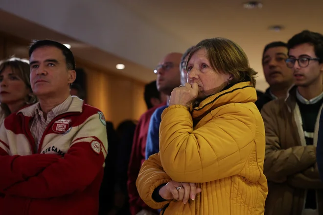 Podporniki socialistične stranke čakajo na prve rezultate po zaprtju volišč. FOTO: Violeta Santos Moura/Reuters