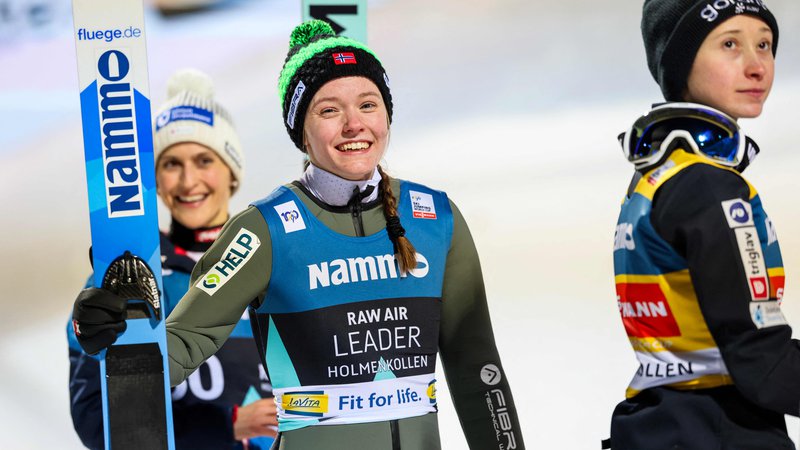 Fotografija: Nika Prevc (desno, na sredini zmagovalka Eirin Maria Kvandal) je še povečala prednost v svetovnem pokalu. FOTO: Geir Olsen/AFP