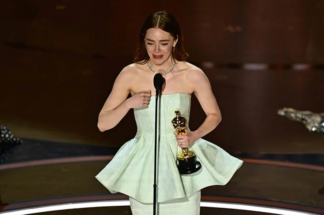 Ameriška igralka Emma Stone s svojim drugim oskarjem. FOTO: Patrick T. Fallon/AFP