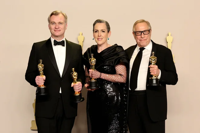 Christopher Nolan, Emma Thomas in Charles Roven, dobitniki oskarja za najboljši film. FOTO: Arturo Holmes Getty Images via AFP