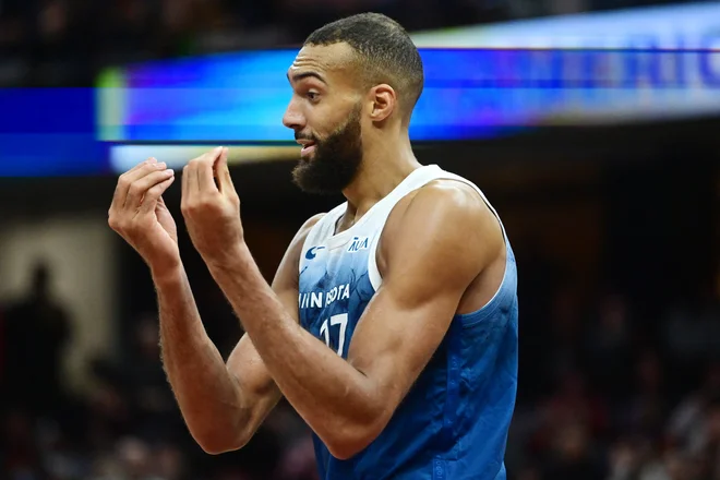 Rudy Gobert je jasno pokazal, kaj si misli o sodniški odločitvi, in si prislužil visoko denarno kazen. FOTO: Ken Blaze/Usa Today Sports Via Reuters Con