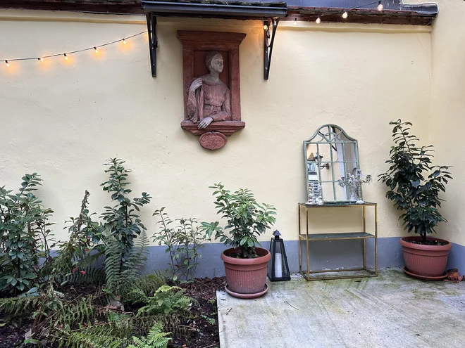 Slavna Primičeva Julija je skrita tudi na dvorišču hiše na Wolfovi. FOTO: Simona Bandur