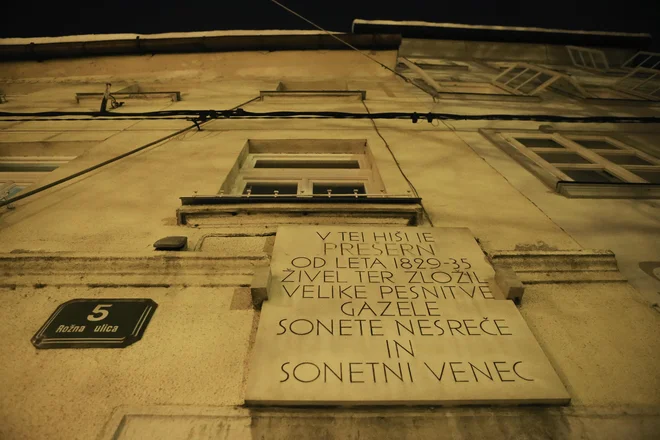 Naslov, ki ga je zaznamoval Prešeren, je tudi Rožna ulica 5, kjer je znano obeležje, ob katerem se spomnimo, da je prav tam med letoma 1829 in 1835 spesnil Gazele, Sonete nesreče in (Juliji posvečen) Sonetni venec. FOTO: Jože Suhadolnik