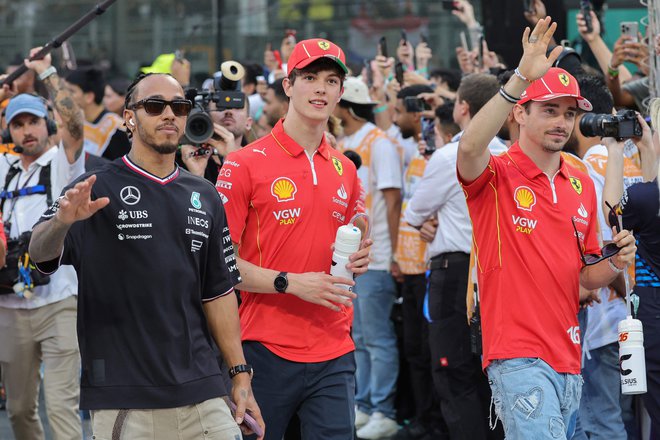 Lewis Hamilton, Oliver Bearman in Charles Leclerc so sodelovali na paradi pred VN Savdske Arabije. Hamilton se bo prihodnje leto preselil k Ferrariju. FOTO: Giuseppe Cacace/AFP