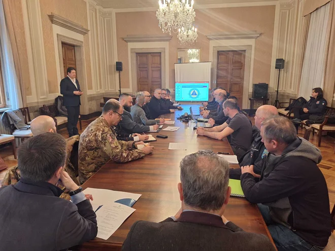 Odločitev so sprejeli na skupnem sestanku pristojnih z obeh strani meje pod vodstvom novogoriškega župana Sama Turela in goriškega prefekta Raffaela Ricciardija v sosednji Gorici (I). FOTO: MO Nova Gorica