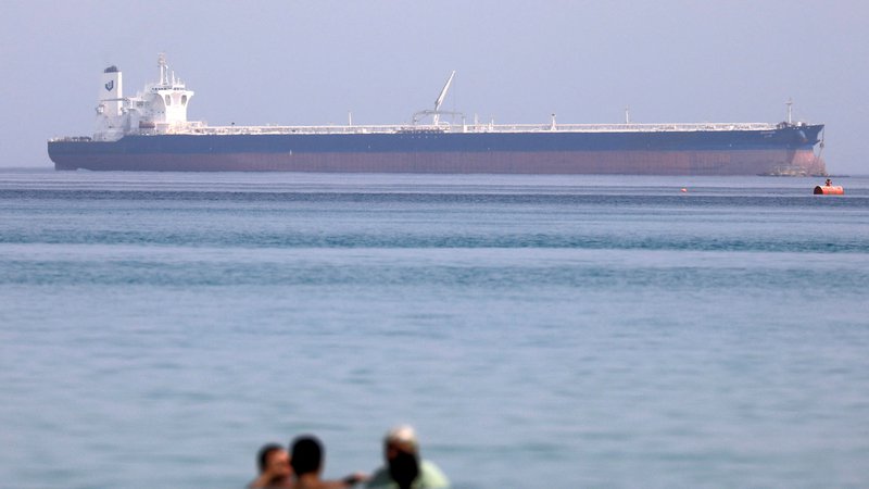 Fotografija: Cene surove nafte vrste brent že od sredine januarja vztrajajo nad 80 dolarjev za sod. Analitiki vzroke pripisujejo predvsem nevarni vožnji skozi Adenski zaliv. Foto Amr Abdallah Dalsh/Reuters