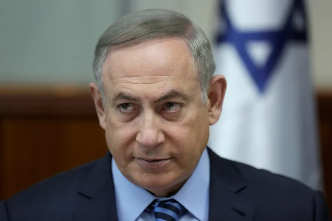 Veliki makiavelist Netanjahu se skupaj s svojimi rasističnimi ministri zaveda, da bodo izraelski zločini – kolektivno kaznovanje Palestincev za grozodejstva Hamasa – ostali nekaznovani. FOTO: Pool Reuters Pictures