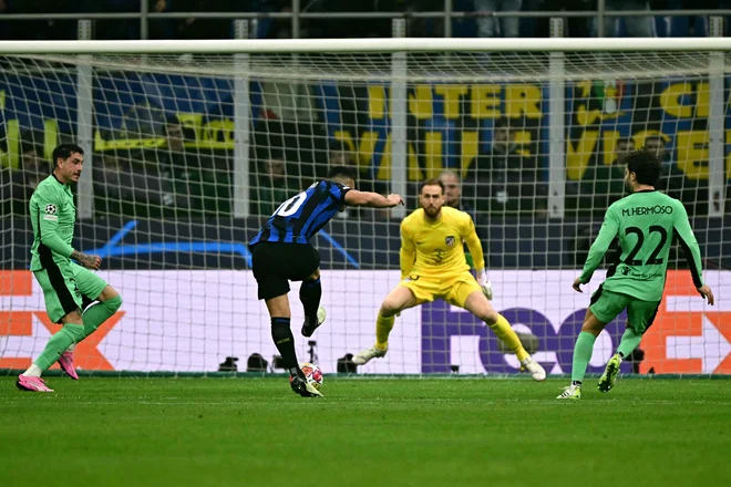 Jan Oblak bo spet iz oči v oči z Interjevim ostrostrelcem Lautarom Martinezom. FOTO: Gabriel Bouys/AFP