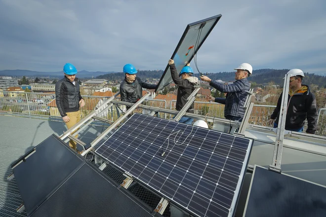 Koristi lastne sončne elektrarne lahko s to našo storitvijo uživa tudi posameznik, ki nima lastne strehe, ne more pridobiti soglasja elektra za priklop na omrežje ali doslej ni imel finančnih možnosti za celotno investicijo v sončno elektrarno, pravijo ov podjetju SunContract. FOTO: Jože Suhadolnik/Delo