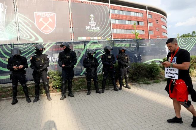 Če se želite izogniti usodi navijača na fotografiji, boste ob 11. uri potrebovali hitre prste. FOTO: Eva Korinkova/Reuters