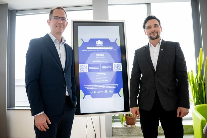 Miha Mermal, izvršni direktor za trajnostni razvoj in marketing v družbi BTC (levo) in Žiga Drev, soustanovitelj Origintraila, sta poudarila pomen projekta za spodbujanje lokalne in trajnostne ponudbe. FOTO: Matic Kremžar