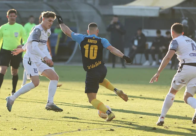 Njavečji slovenski derbi je preložen, a tudi jutri na Bonifiki bo tekma z vrh alestvice in vodilne Celjaneše tretjič zapored ne čaka lahko delo. FOTO: Jože Suhadolnik/Delo