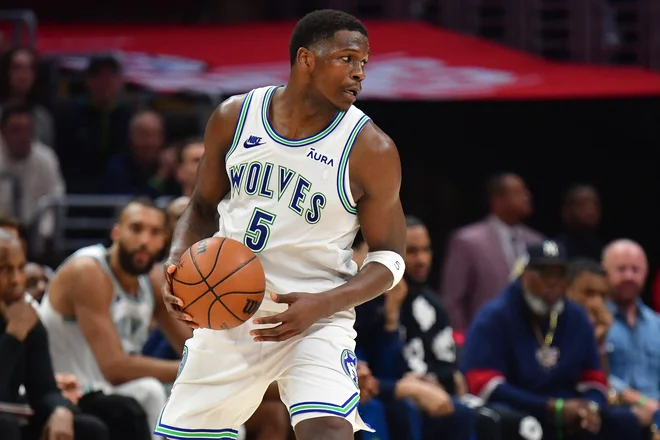 Mar 12, 2024; Los Angeles, California, USA; Minnesota Timberwolves guard Anthony Edwards (5) controls the ball against the Los Angeles Clippers during the second half at Crypto.com Arena. Mandatory Credit: Gary A. Vasquez-USA TODAY Sports Foto Gary A. Vasquez Usa Today Sports Via Reuters Con