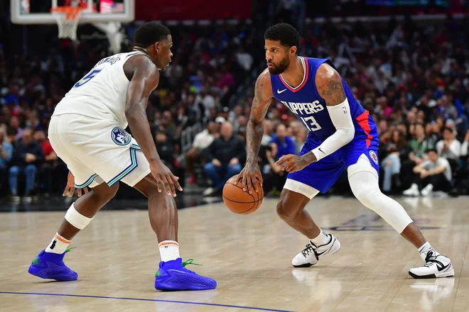 Mar 12, 2024; Los Angeles, California, USA; Los Angeles Clippers forward Paul George (13) controls the ball against Minnesota Timberwolves guard Anthony Edwards (5) during the second half at Crypto.com Arena. Mandatory Credit: Gary A. Vasquez-USA TODAY Sports Foto Gary A. Vasquez Usa Today Sports Via Reuters Con