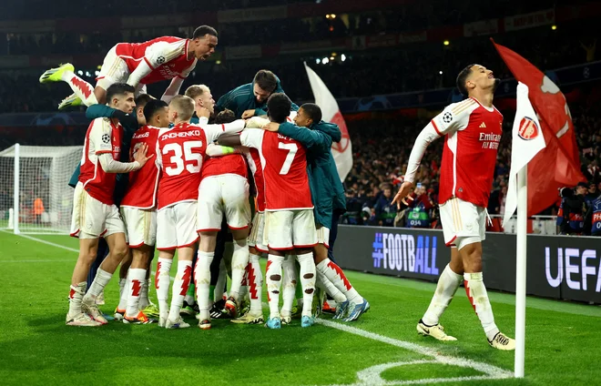 Arsenalovim igralcem je pred nabito polnimi tribunami po enajstmetrovkah odleglo. FOTO: Hannah Mckay/Reuters