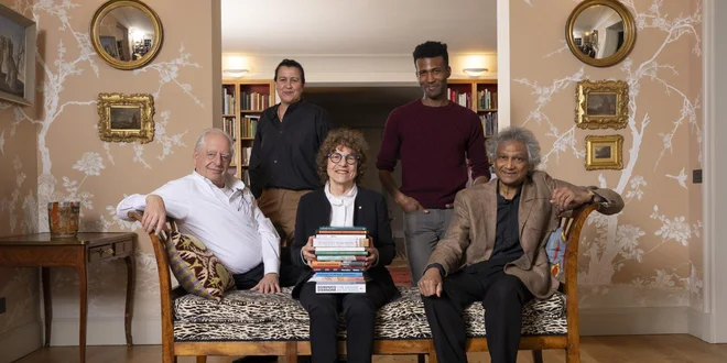 Petčlanska žirija, ki jo sestavljajo (z leve) William Kentridge, Natalie Diaz, predsednica Eleanor Wachtel, Romesh Gunesekera in Aaron Robertson, bo zmagovalca oznanila 21. maja. FOTO: Booker International