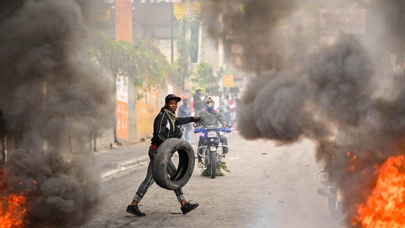 Fotografija: Haiti se že dalj časa spoprijema z nasiljem oboroženih tolp, razmere v prestolnici so se v zadnjih tednih še zaostrile. FOTO: Richard Pierrin/AFP