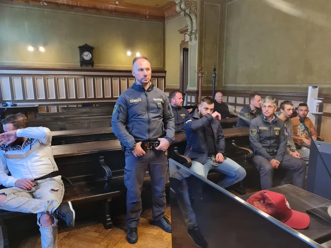 Na zatožni klopi so se znašli (z leve): Zdravko Hudorovič, Cvetko Grm, Darvin in Domen Slapšak. FOTO: Aleksander Brudar